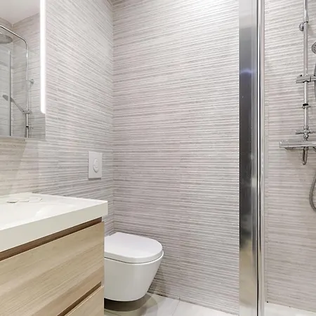 De Charme 2br Canal Saint Martin Apartment